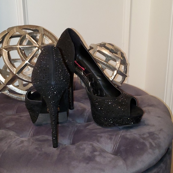 15 DLR SALE Beautiful Betseyville Heels - Picture 3 of 7